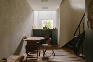 <p><span>Situé dans la charmante Bennesteeg, au cœur du centre historique de Gand, cet exceptionnel immeuble mixte a été entièrement rénové avec un souci particulier de l’architecture, de l’authenticité et du confort contemporain. Une propriété unique où habitation, activité professionnelle et investissement se rencontrent dans un emplacement de premier choix.</span></p>
<p><span>SCORE DE MOBILITÉ : 9,5/10</span></p>
<p><span>Grâce à sa situation centrale, les commerces, restaurants, sites culturels et transports en commun sont accessibles à pied, tout en bénéficiant d’un calme et d’une intimité remarquables en plein centre-ville.</span></p>
<p><strong><span>Disposition et atouts :</span></strong></p>
<ul>
<li><span>Impressionnante ouverture verticale avec des plafonds atteignant jusqu’à 13 mètres de hauteur</span></li>
<li><span>Luminosité exceptionnelle et remarquable sensation d’espace dans l’ensemble du bâtiment</span></li>
<li><span>Espace au rez-de-chaussée actuellement aménagé en chambre, mais parfaitement adapté à une profession libérale, un cabinet ou un bureau</span></li>
<li><span>Accès direct à une cour intérieure discrète</span></li>
<li><span>Séjour lumineux au premier étage avec salle à manger attenante et cuisine entièrement équipée</span></li>
<li><span>Deuxième étage comprenant un hall de nuit, une salle de bains et l’accès à la terrasse sur le toit</span></li>
<li><span>Suite parentale exclusive au dernier étage offrant une vue unique et dégagée sur le Beffroi de Gand</span></li>
<li><span>Sous-sol permettant l’aménagement d’une salle de bains supplémentaire</span></li>
<li><span>Rénovation haut de gamme alliant parfaitement caractère historique et confort moderne</span></li>
<li><span>Nombreuses possibilités d’utilisation comme résidence privée, bien mixte ou investissement</span></li>
<li><span>Rendement attractif grâce à une exploitation réussie en location de courte durée</span></li>
</ul>
<p><span>Cette propriété de caractère rare constitue une opportunité unique pour ceux qui souhaitent conjuguer architecture, tranquillité et vie urbaine. Élégance, authenticité et polyvalence se rencontrent dans l’un des emplacements les plus prisés de Gand.</span></p>
<p><strong><span>Intéressé(e) ?</span></strong><br /><span>Contactez THOMAS au +32 474 26 27 58 ou via </span><span>info@vicusvastgoed.be</span><span> pour plus d’informations ou pour organiser une visite.</span></p>