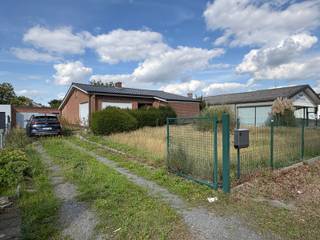 <p>Deze gelijkvloerse woning is gelegen op een perceel van 800m² aan de rand van Maldegem. U woont er op wandel-/fietsafstand van het centrum van Maldegem met alle mogelijke winkels, scholen,… binnen handbereik.</p>
<p>Woning: inkomhal, leefruimte, keuken, badkamer, 3 slaapkamers, stookplaats.</p>
<p>Buiten: voor- en zijtuin met oprit, achtertuin en bijgebouw/extra grote garage.</p>
<p>Buiten: oprit, voor- en zijtuin, externe garage met automatische poort en tot slot de achtertuin met terras, tuinberging en open zicht.</p>
<p>Van deze gelijkvloerse woning uw nieuwe thuis maken?</p>
<p>Contacteer Bonne Vastgoed 7 op 7 voor meer info via 050/73.73.73 of info@bonnevastgoed.be</p>