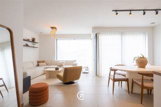 Welkom in dit prachtig appartement in Asse. Met 89m² bewoonbare oppervlakte verdeeld over twee comfortabele slaapkamers, en een EPC A, is dit appartement ideaal als eerste aankoop, investering of de gezinswoning. Het appartement beschikt over zonnepanelen, vloerverwarming en modern ventilatiesysteem.De woonkamer is werkelijk indrukwekkend met zijn grote open ruimte. De grote ramen laten een overvloed aan daglicht binnenstromen, en dankzij de open keuken, met kookeiland, verlies je geen minuut van het gezinsleven. Eveneens de perfecte plek voor een familiediner en gezellige bijeenkomsten. De keuken is volledig uitgerust en met moderne apparaten. Perfect om je culinaire creativiteit te stimuleren.Beide slaapkamers bieden voldoende ruimte voor de hele familie, en de badkamer is zeer modern en praktisch ingericht met een inloopdouche. Een hoogtepunt is het ruime, zuid gerichte terras, ideaal om te genieten van de rust na een lange werkdag. Het appartement is ideaal gelegen op wandelafstand van scholen, winkels, openbaar vervoer en alle voorzieningen, en eveneens een zeer vlotte verbinding met de E40 en de ring van Brussel.Als kers op de taart, vormt dit appartement een geheel met een kelderruimte, en een DUBBELE gesloten garage. (mogelijkheid om aan te kopen voor 40.000€)Kom en ontdek dit schitterende appartement in het gezellige Asse.