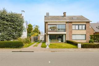Are you looking for a semi-detached building with spacious garage in Sint-Niklaas? Then this property is definitely worth a visit! Provided...