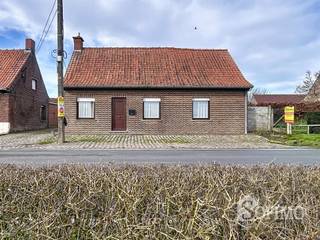 ALLEENSTAANDE WONING MET RUIME GARAGES TE VLETEREN. DE INDELING VAN DE WONING IS ALS VOLGT: GELIJKVLOERS:LEEFRUIMTE, SLAAPKAMER, APARTE KEUKEN,...