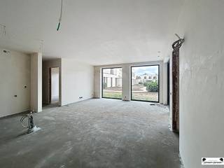 <p><span>Luxueus energiezuinig nieuwbouw appartement 0.2 gelegen in blok A </span></p><p><span> </span></p><p><span>Het gelijkvloers appartement heeft een oppervlakte van 115,3 m</span><span><sup>2</sup></span><span>, 3 slaapkamers, 2 badkamers en een terras zodat u steeds in alle rust van de omgeving kan genieten. </span></p><p><span>Ondergronds bevindt er zich een ruime parkeergarage met garageboxen, autostaanplaatsen en afzonderlijke bergingen.</span></p><p><span> </span></p><p><span>Ieder appartement is uitgerust met vloerverwarming  d.m.v. een lucht-water warmtepomp en met een mechanisch ventilatiesysteem type C+evo. </span></p><p><span>De BEN-eisen (bijna energie neutraal) worden gerealiseerd door bijzondere aandacht te geven aan luchtdichtheid, goede isolatie, zuinige verwarmingsinstallaties en zonnepanelen. Iedere unit wordt afgewerkt met hoogwaardige materialen. </span></p><p><span> </span></p><p><span>De indeling van het appartement/woning is als volgt:  een ruime leefruimte met aansluitend een open keuken (samen met een oppervlakte van ca. 40 m</span><span><sup>2</sup></span><span>), wasruimte/ berging, nachthal met toegang tot de 3 slaapkamers,</span></p><p><span>2 badkamers met douche en ligbad en een apart toilet.</span></p><p><span> </span></p><p><span>Verder bepaalt u zelf de 'look and feel' van uw eigen appartement door uw keuze te maken bij de aangegeven leveranciers.</span></p><p><span> </span></p><p><span>Prijs van het appartement</span></p><p><span>Grondwaarde:€ 112 000,00 (exclusief 12% RR)€ 125 440,00 (inclusief 12% RR)</span></p><p><span>Constructie waarde:€ 313 000,00 (exclusief 21% BTW)€ 378 730,00 (inclusief 21% BTW)</span></p><p><span>TOTAAL:</span><span>€ 425 000,00 (exclusief kosten)€ 504 170,00 (inclusief kosten)</span></p><p><span> </span></p><p><span>Voor een visualisatie van het volledige project werd een maquette gemaakt dat tentoongesteld wordt op het kantoor van Janssen en Janssen – Theo Verellenlaan 55, Gooreind Wuustwezel</span></p><p><span>Daarnaast zijn het lastenboek en plannen zijn op kantoor te verkrijgen na afspraak: tel 03/663 44 44</span></p><p><span> </span></p><p><span>Garagebox of autostaanplaats en berging zijn verplicht bij aan te kopen!</span></p><p><span> </span></p><p><span>Meer info op www.janssenenjanssen.be</span></p><p><span> </span></p><p><span> </span></p>