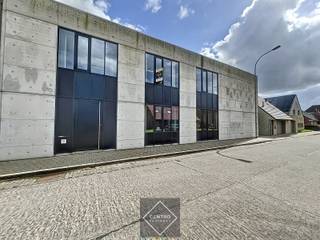 <span>Trendy, lichtrijk KANTOOR te huur in centrum Roeselare !<br />Wie wordt de nieuwe bovenbuur van WELL, strategisch communicatiebureau ? <br /><br /><strong><u>OPPERVLAKTEN:</u></strong><br /><strong><em>Constructie - bewoonbare oppervlakten</em></strong><br /><strong>Kantoor: </strong>230m² + 158m² gemeenschappelijke ruimten</span><br /><br /><span><strong><em>Grondoppervlakte</em></strong></span><br /><span>Totale grondoppervlakte: 713 m²</span><br /><span>Aantal parkeerplaatsen: 3</span><br /><br /><span><strong><u>INDELING</u></strong><u>:</u></span><br /><span><strong><u>Kantoor:</u></strong></span><br /><span><strong><em>Gemeenschappelijk op het gelijkvloers (± 158 m²):</em></strong><strong> </strong></span>deze ruimten worden gedeeld met de huurder van het kantoor op het gelijkvloers:<br />inkomsas - ontvangstruimte - apart bureel - kitchenette/keuken met vaatwas - sanitair blok (dames/heren) - ruim terras.<br /><span><strong><em>Eerste verdieping (± 230 m²):</em></strong><strong> </strong>open kantoorruimte met vast meubilair (15-tal burelen met lade(rol)kasten) – serverlokaal.</span><br /><span><strong><u>Gedeelde parking:</u></strong><strong> <em>(± 88 m</em>²): </strong>4 x 22m<strong> </strong>met fietsenstaling.</span><br /><br /><span><strong><u>AFWERKING</u></strong><u>:</u></span><br /><span><strong><u>Kantoor:</u></strong><strong> </strong>Voorgevel in gladde betonpanelen met grote glaspartijen – tegelplafonds op eerste verdieping - muren geschilderd – betonnen gewelven op gelijkvloers - natuursteen op gelijkvloers en vasttapijt op de trap en de eerste verdieping (wordt nog vernieuwd) - overal dubbele beglazing met aluminium schrijnwerk (draai/kip) – alarm – zonnewering – zonnepanelen – brandblussers – noodverlichting – Art-sound luidsprekers.</span><br /><br /><span><u>Algemene staat</u>: instapklaar</span><br /><br /><span><strong><u>GROTE TROEVEN van dit bedrijfspand:</u></strong><br />- Inplanting<br />- Moderne uitstraling met industriële look<br />- Voldoende (gratis) parkeergelegenheid in de straat + 3 gedeelde parkings op eigen terrein</span><br /><br /><span><strong><u>BESTEMMINGSMOGELIJKHEDEN:</u></strong></span><br /><span>Volgens het gewestplan gelegen in woongebied: kantoor.</span><br /><br /><span><strong><u>NUTSVOORZIENINGEN</u></strong><u>:</u><br />Stadswater, CV op aardgas, elektriciteit (drijfkracht, 3 x 400V, 40A), riolering, ventilatiesysteem, hoog rendement ketel Remeha, internet wifi)/distributie, alarminstallatie, overal bekabeling voor netwerk en kabelgoten.</span><br /><br /><span><strong><u>LIGGING:</u></strong></span><br /><span>Centrale ligging: op wandelafstand van winkels, scholen, bakkerij/slagerij, parken, s</span><span>peeltuinen (Westlaan).</span><br /><span>Openbaar vervoer: op 1,5 km van het station van Roeselare – bushalte om de hoek in de Lindenstraat.</span><br /><span>Vlotte ontsluiting via de Rijksweg naar E403 (Brugge-Kortrijk).</span><br /><span>Mobiscore 8,4/10.</span><br /><br /><span><u>* Bijzonderheden</u><br />- Beschikbaar 01/07/2024</span><br /><span>- Prijzen per maand, excl. BTW (21%) en onroerende voorheffing. </span><br /><span>- 66 zonnepanelen 10 kWp !</span><br />- Onze referentie op<strong> </strong><strong>www.centro.be</strong>: <strong>O0114 </strong>of contacteer ons via <strong>050700102</strong><strong>.</strong><br /><br /><strong>CENTRO | </strong><strong>BEDRIJFSVASTGOED </strong><strong> </strong>is reeds 23 jaar <u>gespecialiseerd in de bemiddeling van commercieel- en bedrijfsvastgoed </u>in West- en Oost Vlaanderen.<br /><strong>Wilt u ook weten hoeveel uw bedrijfsgebouw waard is?</strong><br />Contacteer ons vrijblijvend voor een marktconforme waardebepaling van uw pand. <br />