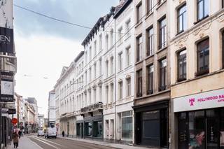 Stijlvol gerenoveerd appartement met 4 verdiepingen, op zeer leuke ligging hartje centrum.<br /><br />Beschikbaar vanaf 15-08.<br /><br />Indeling: <br />1e etage: inkom via de leefkeuken met open volledig ingerichte keuken, trap.<br />2e: lichtrijke leefruimte op parket, trap<br />3e: slaapkamer en badkamer met douche, toilet en plaats voor wasmachine. Trap<br />4e: 2e slaapkamer (momenteel ingericht als dressing maar kan als volwaardige slaapkamer gebruikt worden). <br /><br />Bijzonderheden:<br />Alle verbruik met individuele meters. <br />Maandelijkse kosten 25 euro.