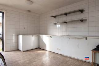<p><span>MERKSEM | RUIM APPARTEMENT MET TWEE SLAAPKAMERS | GELEGEN OP DE EERSTE VERDIEPING |EPC 189 |</span></p><p><span>Appartement op het eerste verdieping: inkomhal - woonkamer - keuken - badkamer met douche, lavabomeubel en toilet - twee slaapkamers (EPC B).</span></p><p><span>Uitstekende ligging, in de omgeving van winkels, scholen, park en openbaar vervoer. </span></p><p><span>Het appartement wordt verhuurd aan € 950,00. </span></p><p><span> </span></p><p><span>Elektriciteit is conform.</span></p>