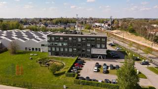 Ce bureau clé en main de 431 m² est situé dans un environnement agréable et verdoyant, à un emplacement stratégique offrant une connexion aisée...