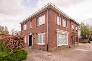 Deze gezellige instapklare en gerenoveerde halfopen woning bevindt zich in de Krekelmotestraat in Izegem en combineert ruimte, licht en...