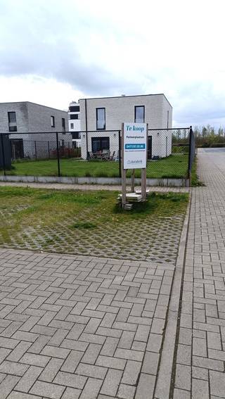 Bovengrondse staanplaats te koopPrijs excl. kosten. Interesse? Neem contact met ons op via david.mertens@durabrik.be of bel 0476 98 96 93. ...