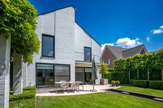 <p><span>Villa luxueusement finie et bien entretenue avec terrain à bâtir adjacent, garage et abri de voiture sur un total d'environ 2.139 m²</span></p><p><span> </span></p><p><span>A proximité du centre du village de Loenhout se trouve cette belle propriété avec de nombreuses possibilités. La villa est prête à être emménagée et offre également un jardin joliment aménagé avec une intimité totale.</span></p><p><span> </span></p><p><span>Aménagement</span></p><p><span>Vous entrez dans la propriété par le hall d'entrée central avec des escaliers menant au premier étage, un vestiaire et des toilettes pour les invités. Depuis ce hall d'entrée avec un grand vide, vous avez accès aux différents espaces de vie de la villa.  A l'avant de la maison se trouve le bureau spacieux avec des armoires et un bureau faits sur mesure. La buanderie spacieuse est équipée de raccordements pour lave-linge et sèche-linge et de divers placards. Le salon spacieux et lumineux se compose d'une salle de télévision, d'un coin salon et d'une salle à manger. La cuisine spacieuse est dotée de finitions de haute qualité et d'appareils encastrés de la marque Gaggenau. </span></p><p><span>#Rez-de-chaussée</span></p><p><span>Le hall de nuit avec un grand grenier donne accès aux quatre chambres à coucher, dont l'une est maintenant convertie en dressing. La chambre principale dispose d'un balcon, la salle de bains spacieuse a été récemment entièrement rénovée et ses finitions sont luxueuses. </span></p><p><span> </span></p><p><span>Garage et abri de voiture</span></p><p><span>Le garage indépendant offre de la place pour deux voitures et est équipé d'une porte sectionnelle automatique. Un grand carport permet d'accueillir un grand camping-car. </span></p><p><span> </span></p><p><span>Jardin et espaces extérieurs</span></p><p><span>La villa est entourée d'un magnifique jardin paysager offrant beaucoup de calme et d'intimité, plusieurs terrasses et une pièce d'eau. Le jardin est équipé d'un éclairage de jardin, d'arroseurs et, grâce à sa position ensoleillée favorable, vous pouvez profiter au maximum du soleil de l'après-midi et du soir. </span></p><p><span> </span></p><p><span>Terrain constructible attenant</span></p><p><span>La vente comprend le terrain adjacent (parcelle cadastrale E907M) de 701 m². Cette parcelle fait partie d'un lotissement approuvé et est entièrement reconnue comme terrain à bâtir. Avec une largeur de rue de 15,48 mètres et une profondeur d'environ 69 mètres, il offre d'excellentes opportunités pour ceux qui souhaitent construire, investir ou loger un membre de leur famille à proximité de leur domicile à long terme. Aujourd'hui, cette parcelle améliore particulièrement l'espace, l'intimité et l'aspect de l'ensemble de la propriété. Le spacieux carport fait partie de ce terrain.</span></p><p><span> </span></p><p><span>Détails</span></p><p><span>Cette maison a été construite en 1992, rénovée en 2014 et 2023, finitions de haute qualité avec des matériaux durables.</span></p><p><span>Cette maison économe en énergie a une cote EPC de 150 kWh (étiquette B) et de nombreuses mesures d'économie d'énergie, y compris 19 panneaux solaires, un chauffe-eau solaire, l'isolation des murs creux, le verre à haut rendement, une chaudière à gaz naturel renouvelée et avec également un système de récupération d'eau, c'est une maison prête pour l'avenir. De plus, vous bénéficierez de l'air conditionné et d'un poêle à bois pour un confort optimal en toute saison.</span></p><p><span> </span></p><p><span>Plus d'informations auprès de notre bureau.</span></p>