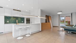 Immo3000 heeft een recente gesloten bebouwing te huur in de zeer rustige, autoluwe Poelhof verkaveling in het centrum van Linden. <br />Deze woning voldoet vandaag aan alle vereisten van een moderne nieuwbouw. <br />Je komt de woning binnen via de inkomhal met gastentoilet en ingebouwde vestiaire. Links kom je in de lichtrijke woonkamer die zich uitstrekt van vooraan tot achteraan de woning. De ruime open keuken is volledig ingericht, via de keuken kom je in de bijkeuken met aansluitingen voor wasmachine en droogkast. Vanuit de leefruimte heb je via het schuifraam rechtstreekse toegang tot de tuin.<br />Op het 1e verdiep tellen we 2 slaapkamers, een dressing, een badkamer met bad/douche/dubbele lavabo en een tweede apart toilet. Op de overloop van deze verdieping is het mogelijk om een bureauruimte in te richten.<br />Via de vaste trap betreden we de zolderverdieping die volledig is afgewerkt en dus dienst kan doen als (ruime) derde slaapkamer.<br />Voor de woning is plaats voorzien voor het parkeren van één wagen. In de autoluwe straat is er voldoende parkeergelegenheid voor bezoekers. <br />Benieuwd? Bel 016/603000 en boek uw afspraak!