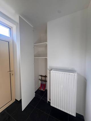 Droomt u van rustig wonen met een prachtig groen uitzicht, zonder in te boeten aan bereikbaarheid en comfort? Dan zal deze charmante gezinswoning aan Klein Heiken 46 in Ekeren u ongetwijfeld bekoren. Deze verzorgde en instapklare woning geniet van een unieke ligging naast uitgestrekte landerijen, waardoor u dagelijks kunt genieten van een weids en rustgevend uitzicht. Hier ervaart u het beste van twee werelden: de sereniteit van het buitenleven gecombineerd met de nabijheid van scholen, winkels, openbaar vervoer en belangrijke invalswegen. Inkomhal met vestiaire en apart gastentoilet. De ruime woon- en eetkamer baadt in het natuurlijke licht dankzij de grote raampartijen. Deze aangename leefruimte vormt het ideale decor voor gezellige familiemomenten en ontspannen avonden. De recent vernieuwde kwaliteitskeuken werd uitgerust met hoogwaardige AEG-toestellen. De eerste verdieping omvat 2 ruime slaapkamers op parket en een vernieuwde badkamer met inloopdouche, dubbele wastafel en toilet. Op de tweede verdieping bevinden zich nog 2 slaapkamers op parket, een extra douchekamer en een praktische berging. De aangename tuin met terras en overdekte buitenruimte vormt een heerlijke plek om te ontspannen, te genieten van lange zomeravonden of gezellig te tafelen met familie en vrienden. Dankzij de zonnepanelen, de recent vernieuwde verwarmingsketel en de energiezuinige voorzieningen geniet u van een comfortabele woning met een gunstig energieverbruik en lagere energiekosten (EPC 169kwh/m²). De garage met sectionaalpoort beschikt bovendien over aansluitingen voor wasmachine en droogkast, wat zorgt voor extra gebruiksgemak.<br /><strong>Troeven:</strong><br />✔ Vrij uitzicht op de landerijen<br />✔ 4 volwaardige slaapkamers<br />✔ Vernieuwde badkamer en kwaliteitskeuken<br />✔ Zonnepanelen en nieuwe verwarmingsketel<br />✔ EPC 169 kWh/m²<br />✔ Extra douchekamer op de bovenste verdieping<br />✔ Gezellige tuin met terras en overdekte buitenruimte<br />✔ Garage met sectionaalpoort<br />✔ Elektriciteit conform<br />✔ Nabij scholen, winkels en openbaar vervoer<br />Interesse? Vrijblijvend bezoek op afspraak. 0487/28.64.30