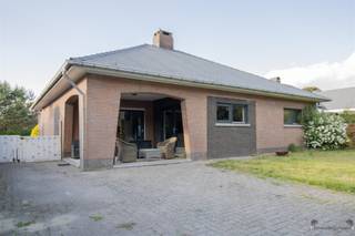 Gerenoveerde gelijkvloerswoning met 2 tot 3 slaapkamers op 760 m². Inkomhal met apart toilet.Woonkamer van 45 m² op keramische tegel.Geïnstalleerde...