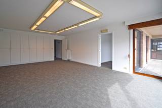 Godshuislaan 96 gelijkvloers links<br />8800 Roeselare<br /><br />Deze kantoorruimte is gelegen op de gelijkvloerse verdieping (LINKS) en maakt deel uit van Residentie Het Prinsenhof.<br />Door zijn ligging een interessant gegeven voor wie op zoek is naar een kantoor dat vlot bereikbaar moet zijn .<br /><br />Bestaande uit : <br />2 bureelruimten, vergaderzaal en archiefruimte.<br />Kitchenette en sanitaire kern.<br />3 achteraan gelegen privatieve parkeerplaatsen inbegrepen. <br /><br />Het geheel is zeer goed onderhouden.<br /><br />Beschikbaar vanaf: 01/12/2025