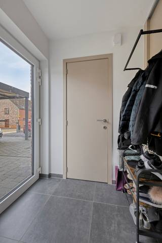 <p>Recente en instapklare woning (bouwjaar 2019) gelegen in het rustige en vlot bereikbare Bekkevoort. Deze eigentijdse woning beschikt over drie volwaardige slaapkamers en een moderne badkamer, ideaal voor gezinnen of koppels die op zoek zijn naar comfort en ruimte.</p>
<p>De woning is energiezuinig met een gunstig EPC-label E1 (bijna energieneutraal) en voorzien van zonnepanelen. Verwarming gebeurt via een centrale verwarming op gas, met vloerverwarming op de gelijkvloerse verdieping voor extra wooncomfort.</p>
<p>Op het gelijkvloers geniet u van een lichtrijke leefruimte met directe toegang tot het terras en het gezellige tuintje, perfect om te ontspannen of gasten te ontvangen. Buiten beschikt de woning over een dubbele oprit met carport, wat zorgt voor voldoende parkeergelegenheid.</p>
<p>De ligging is een absolute troef: nabij winkels, openbaar vervoer en met een vlotte verbinding naar de E314, waardoor u zich snel richting Leuven, Aarschot of Hasselt verplaatst.</p>
<p>Kortom, een ideale combinatie van modern wonen, energiezuinigheid en een uitstekende bereikbaarheid.</p>