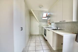 Dit mooie appartement met terras is gelegen op wandelafstand van winkels, openbaar vervoer én scholen.
De indeling is als volgt: Inkom met vestiaire en gastentoilet.
Gezellige woonkamer met ingerichte open keuken. Via de woonkamer heeft u toegang tot het terras.
Op de bovenste verdieping komt u terecht in een grote slaapkamer met ruime badkamer.
Er is een privatieve kelderberging voorzien.
Wil u graag betaalbaar wonen, op een boogscheut van winkels, scholen, openbaar vervoer EN bovendien kunnen genieten van een groot terras?
Maak dan online uw afspraak op www.vastgoedunicum.be of stuur een e-mail naar verhuur@vastgoedunicum.be.