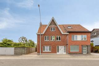 Deze te renoveren halfopen eengezinswoning met 4 slaapkamers, garage en zuidwestgerichte tuin is gelegen in het rustige Beveren. Dankzij de ruime indeling, de diepe tuin en de uitstekende bereikbaarheid vormt deze woning de ideale thuis voor gezinnen die op zoek zijn naar ruimte, comfort en tal van mogelijkheden.<br /><br /><strong>Ligging</strong>: Rustig gelegen nabij het centrum van Beveren. Bakker, slager en openbaar vervoer bevinden zich op wandelafstand, terwijl winkels, scholen en andere voorzieningen vlot bereikbaar zijn. Dankzij de nabijheid van de E403 geniet u bovendien van een uitstekende verbinding naar omliggende steden en gemeenten.<br /><br /><strong>Indeling van de woning</strong>:
<ul>
	<li><u>Gelijkvloers</u>: Via de ruime inkomhal betreedt u de woning. Deze geeft toegang tot de lichtrijke woonkamer met gezellige zithoek en eetplaats. Aansluitend bevindt zich de keuken met een aparte berging. Verder beschikt het gelijkvloers over een praktische wasplaats, een afzonderlijk toilet en een badkamer uitgerust met een ligbad, douche en lavabomeubel. Vanuit de keuken heeft u rechtstreeks toegang tot de tuin.</li>
	<li><u>Eerste verdieping:</u> Op de eerste verdieping bevinden zich vier ruime slaapkamers die tal van mogelijkheden bieden voor een groot gezin.</li>
	<li><u>Zolderverdieping</u>: Via een zolderluik bereikt u de ruime zolder, ideaal als extra opbergruimte.</li>
	<li><u>Buitenruimte</u>: Achteraan de woning bevindt zich een diepe, zuidwestgerichte tuin waar u de hele namiddag en avond kunt genieten van de zon. Daarnaast beschikt de woning over een extra opslagruimte en een tuinhuis, ideaal voor het stockeren van tuinmateriaal, fietsen of hobbygerief. Naast de woning bevindt zich een garage met oprit en voldoende parkeergelegenheid op eigen terrein.</li>
</ul>
<strong>Troeven</strong>:

<ul>
	<li>Ruime halfopen bebouwing met 4 volwaardige slaapkamers.</li>
	<li>Diepe zuidwestgerichte tuin met tuinhuis en extra opslagruimte.</li>
	<li>Garage met private oprit.</li>
	<li>Veel opbergruimte dankzij zolder, berging, opslagruimte en garage.</li>
	<li>Renovatiekans om de woning volledig naar eigen smaak af te werken.</li>
	<li>Goede combinatie van rust, bereikbaarheid en wooncomfort.</li>
</ul>
<br />Bent u op zoek naar een ruime gezinswoning met een zonnige tuin, garage en een rustige ligging nabij alle voorzieningen? Contacteer ons kantoor voor meer informatie of plan een vrijblijvend bezoek via 051/201.400 of info@dicasa.be.