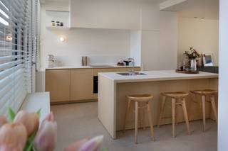 In de www.doorniksewijk19.be (url kopiëren en plakken indien doorklikken niet lukt) in Kortrijk stellen we jou graag dit duplexappartement voor. Boven groepspraktijk Docsplus kreeg een voormalige kantoorruimte een volledige metamorfose tot een verrassend ruim duplexappartement. Je woont er op 135 m² met een lichtrijke leefruimte met mooie open keuken, drie slaapkamers, een nieuwe badkamer en een terras van 10 m². Dankzij de eigen privatieve ingang voelt het bovendien bijna aan als een woning. Extra hobbyruimte nodig? Ook een grote zolder kan nog ingericht worden (deze werd niet meegerekend in de 135 m² bewoonbare oppervlakte)! En dat allemaal op wandelafstand van de Grote Markt, met het station, winkels en heel wat andere voorzieningen vlakbij.<br /><br />HOMERUN: Op zaterdag 17 oktober ben je van harte welkom op de Homerun. Via www.doorniksewijk19.be kan je een afspraak inplannen.<br /><br />KICK-OFF PRIJS: De vermelde prijs is een Kick-Off prijs waarop een eenmalig bod kan uitgebracht worden (zowel boven als onder de Kick-Off prijs). Dankzij het kwaliteitslabel van Henry Houser ben je zeker dat de biedingen correct verlopen zonder dat er een opbodspel gehouden wordt!<br /><br />EXTRA BEZOEK: Mocht je op zaterdag 17 oktober niet vrij zijn, geef dan gerust een belletje om een afspraak in te plannen op een ander moment.<br /><br />Groeten, Hendrik van Henry Houser.