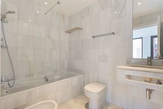 <p><span>Stijlvol appartement | in statig en modern gebouw | OP DE MEIR | Antwerpen stad!</span></p><p><span>Ruime woon,-en leefruimten, ingerichte open keuken, 1 slaapkamer, 1 badkamer</span></p><p><span> </span></p><p><span>Indeling:</span></p><p><span>Toegang via veiligheidsdeur : direcet toegang tot ingerichte open keuken, uitgerust met ingebouwde toestellen (WHIRLPOOL) : oven, Amerikaanse frigo met aparte vriezer, vaatwasser, wasmachine, kookplaten, dampkap en verder treft men de ruime woon,-en leefruimte.</span></p><p><span>Achteraan het appartement treft men 1 slaapkamer voorzien van ingemaakte kasten en 1 volledig ingerichte badkamer met een toilet.</span></p><p><span> </span></p><p><span>Kosten:</span></p><p><span>PK: ca. 125 €/maand : onderhoud en verbruik gemene delen, beheerkosten, blokpolis.</span></p><p><span>Individueel te betalen: elektriciteit en water </span></p><p><span> </span></p><p><span>Bijzonderheden:</span></p><p><span>- A-locatie </span></p><p><span>- instapklaar</span></p><p><span>- karakter, licht en ruimte </span></p><p><span>- gunstige EPC score </span></p><p><span>- videofonie</span></p><p><span>- dubbele beglazing</span></p><p><span>- veiligheidsdeur</span></p><p><span>- elegant, goed onderhouden gebouw</span></p><p><span> </span></p><p><span>Geniet van de omgeving: architectuur, luxe en praktische winkels en bezienswaardigheden in deze mooie stads-buurt aan de Meir.</span></p><p><span>Winkels en openbaar vervoer voor de deur.</span></p><p><span> </span></p>