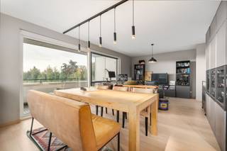 Dit instapklare appartement bevindt zich in het Sente Clarenhof in Gentbrugge, op een uitstekende locatie waar rust en bereikbaarheid samenkomen. Winkels, supermarkten, scholen en openbaar vervoer bevinden zich in de nabije omgeving. Ook het Adolf Papeleupark, de Gentbrugse Meersen en het centrum van Gent zijn vlot bereikbaar. Dankzij de nabijheid van de E17, E40 en R4 geniet u bovendien van een uitstekende verbinding met de omliggende steden. <br /><br />Het appartement, gebouwd in 2017, bevindt zich op de eerste verdieping. Via de inkomhal bereikt u de lichtrijke leefruimte met ingerichte keuken, voorzien van alle nodige toestellen. Verder beschikt het appartement over drie slaapkamers, waarvan er één dienst kan doen als bureau/dressing, een praktische berging en twee badkamers. Het ruime terras dat verbonden is aan de woonkamer van circa 17,5 m², inclusief buitenberging, vormt een extra troef. Dankzij de hoogwaardige afwerking, hoogrendementsbeglazing, conforme elektriciteit en het gunstige energielabel A geniet u hier van hedendaags wooncomfort.<br /><br />Dit appartement wordt aangeboden voor € 399.000, met een verplicht aan te kopen overdekte autostaanplaats op de kelderverdieping voor € 20.000. Wenst u deze topper zelf te ontdekken? Neem dan zeker contact op door een mailtje te sturen naar brent@immofrancois.be of te bellen naar 0475 42 24 12.<br /><br />