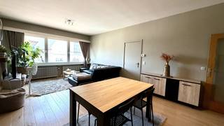 Ruim en licht appartement op de eerste verdieping (geen lift).Het appartement bestaat uit een ruime inkomhal, een grote en lichtrijke leefruimte, een...