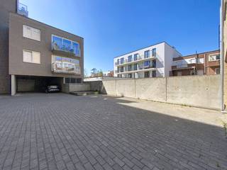 Parking facilement accessible dans un complexe fermé à vendre dans le quartier balnéaire de Zeebrugge, sur le Baron De Maerelaan. Ce parking est...