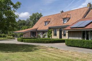 Une vie unique dans la paix rurale : propriété avec vue à 360° et de nombreuses opportunités à StaveleStavele — Alors cette maison individuelle située dans la campagne de Stavele est exactement ce que vous recherchez. Avec une vue imprenable à 360 degrés sur les champs environnants, cette propriété offre une expérience de vie unique. Le terrain comprend une maison prête à emménager, une dépendance polyvalente et un entrepôt à reconstruire.La maison elle-même est la quintessence de l'espace et de la lumière. Les espaces de vie sont le cœur de la maison. Le salon a été ouvert de façon spectaculaire sur les chevrons, créant une sensation d'espace exceptionnelle. Dans la salle à manger, les nombreuses fenêtres offrent un lien constant avec le magnifique jardin et le paysage environnant.Le rez-de-chaussée présente un aménagement pratique avec deux chambres et une salle de bain moderne, entièrement rénovée en 2021. La maison dispose également d'un garage intérieur. À l'étage, il y a trois autres chambres complètes et une deuxième salle de bain, ce qui en fait l'endroit idéal pour une famille.Une vie en plein air dont vous pouvez rêverL'atout absolu de cette propriété est le magnifique jardin qui entoure complètement la maison. Ici, vous pouvez profiter de la paix et de la nature en toute intimité, et vous pouvez égaler le sentiment de bonheur et de campagne que de nombreuses personnes recherchent. C'est l'endroit idéal pour se détendre après une journée bien remplie.Des possibilités infiniesEn plus d'une maison confortable, cette propriété offre une gamme d'options :Annexe : Une dépendance attenante, actuellement utilisée comme débarras, peut être parfaitement transformée en un charmant B&amp;B, un bureau libéral, un espace polyvalent pour les loisirs ou un studio spacieux.Nouvel entrepôt : Il y a un entrepôt délabré sur le site qui peut être reconstruit. Cela offre l'opportunité unique de créer un nouvel espace substantiel qui peut être entièrement rempli selon vos propres souhaits.Prêt à emménager avec du potentielCette maison est prête à emménager grâce à de récentes innovations, notamment les toits en 2015 et la salle de bain du rez-de-chaussée en 2021. Bien entendu, le bâtiment offre encore une grande liberté pour le décorer et le personnaliser selon vos goûts et vos souhaits.Profitez de cette opportunité rare pour acquérir une propriété avec un emplacement unique, beaucoup d'espace et un avenir plein de possibilités. Contactez-nous pour plus d'informations ou pour une visite sur place.