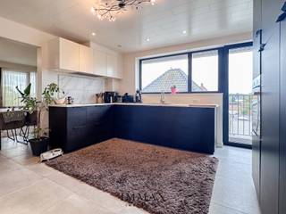 Dit ruime appartement, gelegen aan De Platse in Sint-Andries, werd in 2021 volledig gerenoveerd met bijzondere aandacht voor functionaliteit...