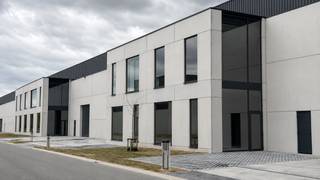 Ontdek het gloednieuwe KMO-project Gruuthuse in Oostkamp.<br /><br />Dit modern bedrijvenproject bevindt zich op een strategische locatie in het hart van West-Vlaanderen. <br />Ideaal voor ondernemingen die nood hebben aan extra ruimte of op zoek zijn naar een interessante investering.<br /><br />De kmo-units in Oostkamp bevinden zich op een uitstekende locatie in de nabijheid van de grote steden zoals Brugge en Gent , waardoor ze kunnen bijdragen aan een bloeiende economische omgeving die tal van zakelijke kansen bieden.<br /><br /><br />Troeven: <br />* Aparte kantoorruimte met twee verdiepen <br />* Toplocatie nabij Brugge en Gent - vlotte verbinding met de E40 en E403 <br />*Duurzame BEN gebouwen <br />*Casco oplevering met een oppervlakte van 778,89 m² <br />*Mogelijkheid tot diverse optiepakketten<br />*3 parkeerplaatsen<br />*Industriële, gepolierde gewapende betonvloer<br />*Lichtstraat in meerwandige polycarbonaatplaten met aluminium profielen<br />*Aluminium schrijnwerk met elektronische sectionale poort<br /><br />Onmiddellijk beschikbaar of beschikbaar op zeer korte termijn!<br /><br />Interesse?<br />Contacteer Simon via 0498 12 37 08 of mail naar simon@vicusvastgoed.be