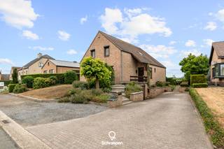 We vinden deze schitterend onderhouden gezinswoning met 3 tot 4 slpks en EPC-label B terug op een westelijk perceel te Zonhoven. Bekijk het volledige verkoopdossier op www.schraepenvastgoed.be. Naast alle informatie uit deze advertentie vindt u hier ook de professionele video, grondplannen, attesten, keuringen en andere nuttige documenten over deze eigendom.