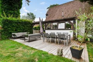 <p>Deze charmante woning, op een perceel van 1.061m², is centraal gelegen, op wandelafstand van het centrum Sint Job, met winkels, scholen en openbaar vervoer. Ook de Brechtse Heide bevindt zich vlakbij, ideaal voor wie houdt van wandelen en fietsen. De woning is instapklaar en kan naar eigen smaak verder worden opgefrist.</p>
<p><strong>Indeling</strong></p>
<p>Op het gelijkvloers bevindt zich een inkomhal met trap naar de verdieping. De ruime, open leefruimte met zithoek, eetplaats en keuken geniet dankzij de open indeling van een aangename natuurlijke lichtinval. Verder beschikt de woning over een afzonderlijke vestiaire, een gastentoilet, een badkamer met ruime inloopdouche en een extra kamer die perfect dienst kan doen als slaapkamer of bureel.</p>
<p>Aansluitend aan de keuken bevindt zich een praktische berging met aansluitingen voor wasmachine en droogkast. Via de keuken heeft u toegang tot het overdekte terras en de volledig afgesloten tuin.</p>
<p>Op de eerste verdieping zijn er drie volwaardige slaapkamers en een tweede badkamer met ligbad. Via een vaste trap bereikt u de zolder als extra bergruimte.</p>
<p>Achteraan het perceel bevindt zich een dubbele garage. De tuin is volledig omheind en toegankelijk via een geautomatiseerde houten toegangspoort, wat zorgt voor extra comfort en privacy.</p>
<p>Een ideale woning voor gezinnen die op zoek zijn naar ruimte, een centrale ligging en een woning met heel wat mogelijkheden.</p>