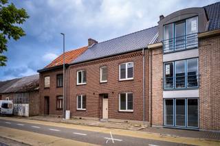 <span>Deze verrassend ruime stadswoning bevindt zich op een uitstekende locatie in het centrum van Maaseik, op wandelafstand van de Markt, winkels, horeca en andere voorzieningen. Met een bewoonbare oppervlakte van maar liefst ca. 269 m², 6 slaapkamers en een perceel van 325 m² biedt deze woning een uitzonderlijke hoeveelheid ruimte voor grote gezinnen of wie op zoek is naar extra woon- en werkmogelijkheden.<br /><br />De woning werd in 2026 volledig gerenoveerd en is daardoor instapklaar. Tijdens deze totaalrenovatie werden onder meer een nieuw geïsoleerd dak, nieuwe vloeren en plafonds, een nieuwe keuken, een nieuwe badkamer en een volledig vernieuwde elektrische installatie en sanitaire installatie voorzien. De nieuwe plafonds werden bovendien doorheen de woning afgewerkt met moderne inbouwspots, wat zorgt voor een eigentijdse uitstraling en aangename verlichting. Daarnaast beschikt de woning volledig over PVC-ramen met dubbele HR-beglazing.<br /><br /><strong>Indeling</strong><br />Op het gelijkvloers biedt de inkomhal toegang tot de ruime woonkamer. Daarnaast bereikt u de afzonderlijke eetkamer met aansluitend de nieuwe, volledig geïnstalleerde keuken. Achter de keuken bevinden zich nog een praktische wasplaats en een gastentoilet.<br /><br />De eerste verdieping beschikt over een nachthal die toegang geeft tot vier ruime slaapkamers en een nieuwe badkamer.<br /><br />Op de tweede verdieping bevinden zich nog twee bijkomende volwaardige slaapkamers, bereikbaar via een ruime overloop.<br /><br /><strong>Buitenruimte</strong><br />Achter de woning bevindt zich een aangename, oostgerichte stadstuin waar u in alle rust kunt genieten van het buitenleven. Achteraan het perceel werd bovendien een praktische carport met aansluitende tuinberging voorzien.<br /><br /><strong>Karakter &amp; troeven</strong><br />Deze woning combineert de charme van een ruime stadswoning met het comfort van een recente totaalrenovatie. Dankzij de zes slaapkamers, de instapklare afwerking en de centrale ligging vormt dit een unieke opportuniteit voor wie op zoek is naar veel woonruimte in het hart van Maaseik.<br /><br />Deze woning is de ideale keuze voor wie op zoek is naar een instapklare gezinswoning met veel ruimte, hedendaags comfort en een centrale ligging.</span>