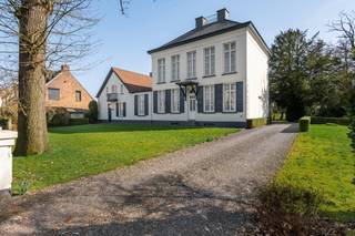 Prachtige, stijlvolle herenwoning gelegen in een van de mooiste straten in het centrum van Essen op een leuk perceel grond van zo’n 2.542m². De...
