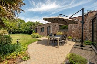 <h1><span>Achter deze karaktervolle gevel wacht een woning die u zal verrassen.</span></h1><p><span>Van buitenaf straalt deze woning authenticiteit uit, maar eenmaal binnen ontdekt u vooral ruimte, licht en een aangename woonbeleving. </span></p><p><span>De leefruimte baadt in het natuurlijke licht dankzij de grote raampartijen die uitkijken op de groene tuin. Hier is het heerlijk thuiskomen na een drukke dag, gezellig tafelen met vrienden of genieten van een rustige zondagnamiddag. De verbinding met de keuken zorgt voor een gezellige en praktische indeling waarin het dagelijkse leven zich moeiteloos afspeelt.</span></p><p><span>De keuken biedt alle comfort voor wie graag kookt. Dankzij de doordachte inrichting blijft er voldoende werk- en opbergruimte over, terwijl u steeds in contact blijft met de leefruimte en de tuin.</span></p><p><span>Op de verdieping bevinden zich drie volwaardige slaapkamers. Elke kamer geniet van een aangename lichtinval en biedt voldoende ruimte om in te richten als slaapkamer, kinderkamer, bureau of hobbyruimte. Zo groeit deze woning moeiteloos mee met de noden van haar toekomstige bewoners.</span></p><p><span>Een absolute troef is de buitenruimte. De zonnige, volledig private tuin vormt een verlengstuk van de woning en nodigt uit om elk seizoen optimaal te beleven. Of u nu kiest voor een barbecue met vrienden, een rustig ontbijt in de ochtendzon of een spelende kinderschare op het gazon, hier geniet u elke dag van rust en groen. </span></p><p><span>Ook op praktisch vlak scoort deze woning uitstekend. De ruime garage biedt plaats voor uw wagen, fietsen en extra opslag, terwijl de aanwezige zonnepanelen bijdragen aan een energiezuinige en toekomstgerichte woonervaring.</span></p><h3><span>Waarom u deze woning wilt bezoeken</span></h3><ul><li><span>Verrassend ruime gezinswoning</span></li><li><span>Lichtrijke leefruimte met zicht op de tuin</span></li><li><span>Drie slaapkamers</span></li><li><span>Grote, zonnige tuin met totale privacy</span></li><li><span>Ruime garage en praktische bergruimte</span></li><li><span>Zonnepanelen voor een lagere energiekost</span></li><li><span>Ideale combinatie van karakter, comfort en ruimte</span></li></ul><p><span>Deze woning is geen standaard huis, maar een plek waar u meteen de mogelijkheden voelt. Een woning die uitnodigt om er uw eigen verhaal te schrijven, in een aangename woonomgeving in Hamme.</span></p><p><span>Plan vandaag nog uw bezoek en ontdek zelf waarom deze woning zoveel meer is dan wat u van buitenaf vermoedt.</span></p>