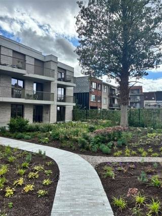 <p><span>Appartement met 2 slaapkamers op de tweede verdieping van een kleinschalig nieuwbouwproject in de levendige winkelstraat van Schoten. </span></p><p><span>Luxueus afgewerkt, energiezuinig en lichtrijk appartement op wandelafstand van winkels en horeca. Berging en autostaanplaats apart bij aan te kopen.</span></p><p><span>Het appartement beschikt over een terras van 9 m² met zuidoost oriëntatie. BEN appartement met voorzien E-peil van 18 door de uitvoerige isolatie, warmtepomp met vloerverwarming en zonnepanelen. </span></p><p><span>Contacteer ons voor een afspraak.</span></p>