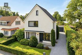 Droomt u van een charmante alleenstaande bebouwing die u volledig naar eigen hand kunt zetten? <br />Dit karaktervolle huis te koop in Mechelen stamt uit 1956 en bevindt zich op een ruim perceel van 546 vierkante meter. <br />Met een bewoonbare oppervlakte van 151 vierkante meter vormt deze te renoveren woning de ideale basis voor wie een kwalitatief huis wil kopen op een absolute toplocatie in Mechelen.<br /><br />Indeling van het huis:<br /><br />Kelder: <br />- Kelder van 22 vierkante meter.<br /><br />Gelijkvloers: <br />- Inkomhal<br />- Gezellige leefruimte<br />- Lichtrijke veranda<br />- Keuken<br />- Praktische wasruimte<br />- Garage van 25 vierkante meter<br />- Zonnige zuidgerichte tuin.<br /><br />Eerste verdieping:<br />- Overloop<br />- 2 volwaardige slaapkamers<br />- 1 badkamer.<br /><br />Zolder: <br />- Ruime zolder van 31 vierkante meter met tal van uitbreidingsmogelijkheden voor extra kamers.<br /><br />Troeven en bereikbaarheid<br />Gelegen in de rustige Duivenstraat te Mechelen, in de gezochte wijk Kauwendael, geniet u hier van een fantastische groene omgeving met het prachtige Tivolipark op wandelafstand. <br />Bovendien heeft dit huis te koop een uitstekende ligging nabij belangrijke verbindingswegen, waardoor u zowel het stadscentrum als de omliggende steden vlot bereikt. <br />De combinatie van groen, fantastische bereikbaarheid en potentieel maakt dit een unieke parel.<br />Met een totale renovatie maakt u van deze woning een prachtige en eigen thuis.<br /><br />Bent u benieuwd naar de mogelijkheden van dit unieke huis te koop in Mechelen? Neem gerust contact op met Dewaele Mechelen voor meer informatie of een bezoek.<br /><br /><br />De eigendom wordt aangeboden via de Pre-sale formule. Van 19/10/2026 om 09:00 tot 24/10/2026 om 12:00 kan u het huis op afspraak komen bezichtigen en een bod uitbrengen. De vermelde prijs is een instelprijs. Voor meer info, gelieve contact op te nemen met de dossierverantwoordelijke.<br /><br />Dit pand is onderworpen aan de renovatieverplichting van de Vlaamse overheid voor residentiële gebouwen (behoudens bij sloop binnen 5 jaar na de aankoop). Consulteer voor meer informatie de website van het Vlaams Energie- en Klimaatagentschap via https://www.vlaanderen.be/een-woning-kopen/renovatieverplichting-voor-residentiele-gebouwen<br /><br />Bestuursmaatregelen in het maatregelenregister: nee<br /><br />Deze AI-visualisaties zijn bedoeld als inspiratie. Er werd geen rekening gehouden met technische specificaties, stedenbouwkundige voorschriften of de concrete mogelijkheden tot realisatie.