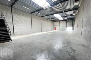 Découvrez cette unité PME idéalement située, composée de 325 m² d'entrepôt et de 96 m² de bureaux entièrement aménagés. Située au sein du Brixton Business Park, dans la zone PME de Zaventem, elle bénéficie d'un emplacement stratégique, à seulement 3 minutes de la Chaussée de Louvain (N2) et de l'entrée/sortie 21 Sterrebeek de l'E40.<br /><br />L'entrepôt est aménagé de manière fonctionnelle et équipé d'une porte sectionnelle, d'un lanterneau avec exutoire de fumée et d'un sol en béton poli (polybéton), ce qui le rend parfaitement adapté aux activités de stockage, de logistique ou de production légère.<br /><br />Les bureaux attenants sont entièrement prêts à l'emploi et disposent notamment d'une kitchenette, du chauffage, de l'éclairage et d'un environnement de travail agréable.<br /><br />Grâce à sa situation centrale et à son excellente connexion avec l'E40, le Ring de Bruxelles et Brussels Airport, cette unité constitue une implantation idéale pour les entreprises à la recherche d'un site alliant accessibilité et fonctionnalité.<br />Disponible immédiatement !<br /><br />Contactez PANORAMA B2B pour plus d'informations ou pour organiser une visite sans engagement au 0477 30 40 05.