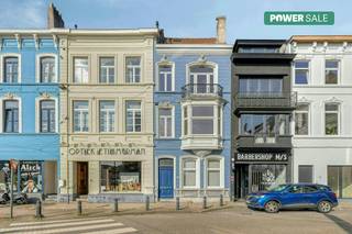 Bent u op zoek naar een imposant pand met talloze mogelijkheden? Dit indrukwekkende, karaktervolle huis te koop aan het bruisende Ledebergplein combineert historische grandeur naadloos met hedendaags comfort. Met een royale bewoonbare oppervlakte van maar liefst 220m² biedt deze parel volop ruimte voor grote gezinnen of slimme investeerders.<br /><br />De locatie is ronduit fantastisch. Gelegen in het hart van Ledeberg, geniet u van een levendige buurt met lokale winkels, de wekelijkse markt en scholen op wandelafstand. Bovendien is de bereikbaarheid ronduit uitstekend: u fietst in enkele minuten naar het historische centrum van Gent, en zowel het openbaar vervoer als de belangrijkste invalswegen (E17/E40) liggen letterlijk om de hoek.<br /><br />Binnenin wordt u meteen gegrepen door de authentieke charme. De prachtige armaturen en authentieke ornamenten aan de hoge plafonds benadrukken het imposante karakter van dit pand. De royale leefruimtes vloeien prachtig over in een strakke, recente keuken die is uitgerust met alle moderne comfort.<br /><br />Een absolute troef is de bovenste verdieping, die momenteel is ingericht als een aparte entiteit of studio. <br /><br />Een unieke kans om royaal en karaktervol te wonen op een strategische en bruisende locatie!<br /><br />De eigendom wordt aangeboden via de Power-sale formule. Van 17/10/2026 om 14:00 tot 22/10/2026 om 18:00 kan u het huis op afspraak komen bezichtigen en een bod uitbrengen. De vermelde prijs is een instelprijs. Voor meer info, gelieve contact op te nemen met de dossierverantwoordelijke.<br /><br />Bestuursmaatregelen in het maatregelenregister: nee<br /><br />Deze AI-visualisaties zijn bedoeld als inspiratie. Er werd geen rekening gehouden met technische specificaties, stedenbouwkundige voorschriften of de concrete mogelijkheden tot realisatie.