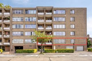 <p><span>Gelegen op een uitstekende locatie in Kessel-Lo, vlakbij het groene Park Michotte en op wandelafstand van zowel het historische stadscentrum als het station van Leuven, zijn wij verheugd dit op te frissen appartement met maar liefst 3 slaapkamers te koop aan te bieden.</span></p><p><span> </span></p><p><span>Dit lichtrijk appartement, met een bruikbare vloeroppervlakte van 99 m², bevindt zich op de eerste verdieping van een goed onderhouden residentie met als bouwjaar 1969 en omvat een inkomhal met vestiairekast, een aangename living met eetplaats, een ingerichte keuken met rechtstreekse toegang tot het terras, een nachthal, 3 volwaardige slaapkamers, een apart toilet en een badkamer uitgerust met inloopdouche.</span></p><p><span> </span></p><p><span>Een absolute troef is de inpandige garage met aansluitende berging, die inbegrepen is in de verkoopprijs en bovendien rechtstreeks toegang tot het gebouw biedt, wat zorgt voor extra comfort.</span></p><p><span> </span></p><p><span>Mits een aantal renovatiewerken uit te voeren kan dit appartement eenvoudig veranderd worden in een gezellige, hedendaagse thuis.</span></p><p><span> </span></p><p><span>Kortom, een ruim en lichtrijk 3-slaapkamerappartement met garage, gelegen op een rustige doch zeer centrale locatie op een zucht van Leuven centrum en het station, is zeker uw bezoek waard. Voor snelle beslissers!</span></p><p><span> </span></p>