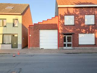 Dubbele garage te huur, gunstig gelegen even buiten het centrum van Torhout.<br />De garage heeft een elektrische sectionaalpoort en kan dienen als parking of opslag.<br />Afmetingen: 9.30 m diep, 3.5 m breed, poort: 2.30 hoog x 2.85 breed.<br />Vrij 1 januari 2026.<br />Huurprijs: 130 euro/maand, voorschot privaat verbruik elektriciteit 10 euro/maand.<br />(spullen op de foto's worden nog weggehaald door eigenaar)