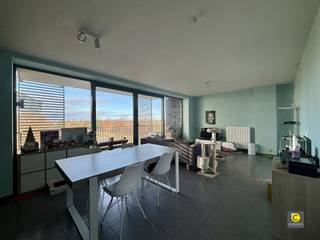 <p><span>Modern 1 slaapkamer appartement met ruim terras!</span></p><p><span>Het appartement is gelegen op de vierde verdieping. Openbaar vervoer en verschillende invalswegen in de dichte nabijheid.</span></p><p><span> </span></p><p><span>Het appartement heeft de volgende indeling:</span></p><p><span> </span></p><p><span>Leefruimte &amp; keuken:</span></p><p><span>De lichtrijke leefruimte is op een onderhoudsvriendelijke tegelvloer gezet. Dankzij de grote raampartijen geniet van veel lichtinval en een groen uitzicht!</span></p><p><span>De half open keuken is zeer praktisch ingericht en is voorzien van de nodige toestellen zoals een afwasmachine, kookplaat en een combi-oven.</span></p><p><span> </span></p><p><span>Slaapkamer en badkamer:</span></p><p><span>De badkamer uitgerust met een dubbele lavabo, een ruim ligbad met geïntegreerde douche en douchewand. De aansluiting voor een wasmachine is hier aanwezig.</span></p><p><span>De slaapkamer is rustig gelegen.</span></p><p><span> </span></p><p><span>Bergruimte en terras:</span></p><p><span>Er is een ruim terras aanwezig met een oppervlakte van 13,5m² dat NW geörienteerd is.</span></p><p><span>Een aparte bergruimte is aanwezig in het appartement.</span></p><p><span> </span></p><p><span>Een eigen fietsenstalling is aanwezig</span></p><p><span> </span></p><p><span>Huurprijs en beschikbaarheid:</span></p><p><span>Huurprijs:</span><span> €895,00 / maand</span></p><p><span>Maandelijkse lasten</span><span>: €110,00 / maand</span></p><p><span>Beschikbaar:</span><span> 01/03/2026</span></p><p><span> </span></p><p><span> </span></p>