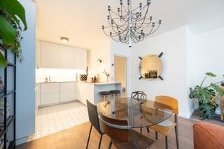 Stijlvol appartement met twee tot drie slaapkamers in wooncomplex Hippodroom vlak aan het vernieuwde Zuidpark! <br /><br />Het appartement werd in 2022 gerenoveerd met hoogwaardige materialen (Xinnix deuren, Quincalux deurgrepen, NEST smart thermostaat), is gelegen op de eerste verdieping, bereikbaar met de lift en heeft de volgende indeling.<br /><br />Via de inkomhal betreedt men de lichtrijke leefruimte met een volledig geïnstalleerde open keuken voorzien van een BORA inductie kookplaat met afzuiging, een Bosch combi-stoomoven, een XXL AEG vaatwasser en een SileStone kwartscomposiet werkblad.<br /><br />Via de hal bereikt men aan de achterzijde een eerste en tweede slaapkamer, momenteel opengetrokken tot één ruimte en ingericht als dressing (18m2), een derde slaapkamer (12m2) en een badkamer voorzien van een ligbad met douchefunctie en een dubbele lavabo. <br /><br />Verder op de hal een apart toilet en een berging voorzien van aansluitingen voor wasmachine en droogkast. <br /><br />Ten slotte is er nog een privatieve kelderberging en een gemeenschappelijke fietsenberging mee inbegrepen.<br /><br />Mogelijkheid om inpandige autostaanplaats bereikbaar met de lift te huren en directe toegang tot de Delhaize. <br /><br />Belangrijkste troeven:<br /><br />- Vlak aan het nieuwe Zuidpark<br />- Gebouwd in 1996 door Vooruitzicht<br />- Ontwerp van architect Marc Corbiau <br />- Gunstige EPC score van 108 (B-label)<br /><br />96m2 bewoonbare oppervlakte cfr EPC.<br /><br />Wenst u een bezoek of meer informatie? Dan kan u ons steeds contacteren via info@dvarealestate.be of via 03/297.00.00.