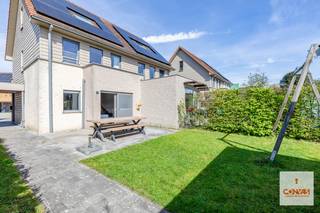 <strong>Moderne gezinswoning</strong> (bouwjaar 2012) gelegen in een rustige en kindvriendelijke residentiële woonomgeving, in een doodlopende straat te Mariakerke. De woning geniet van een uitstekende en centrale ligging nabij het centrum, met vlotte bereikbaarheid en openbaar vervoer in de buurt. Alle voorzieningen zoals scholen, winkels en een speeltuin bevinden zich op wandel- of fietsafstand. De woning onderging in 2022–2023 <strong>een smaakvolle interieurrenovatie</strong> en is volledig <strong>instapklaar</strong>.<br /><br />De indeling van de woning is als volgt: op het gelijkvloers: inkomhal, gastentoilet, <strong>een functionele op maat gemaakte keuken</strong> (voorzien van alle toestellen), een leefruimte met <strong>op maat gemaakte kasten</strong> in de living en onder de trap (in het maatwerk een ingebouwd bureau), de lichtrijke leefruimte heeft zicht op een leuke <strong>volledig aangelegde tuin</strong> (Z-O georiënteerd, met aangelegd terras en tuinhuis). Op het 1<sup>ste</sup> verdiep is de badkamer voorzien van een hoekbad, lavabo en washoek. Verder is er nog een toilet en zijn er nog twee mooie slaapkamers met ingemaakte kasten. Op de 2<sup>de</sup> verdieping via een vaste trap zijn de 3<sup>de</sup> en 4<sup>de</sup> slaapkamer die elk ook beschikken over maatwerk kastruimte en een eigen lavabo.<br /><br />De woning is <strong>zeer kwalitatief gebouwd</strong>, oprit voor 2 wagens waarbij ruimte onder de <strong>carport </strong>niet meegerekend is (laadpaal ook aanwezig), <strong>zonnepanelen</strong>, kwalitatieve uitrusting en afwerking.<br />Extra’s: <strong>regenwaterrecuperatie</strong> voor toilet en buitenkraan.<br /><br />De woning is beschikbaar rond Jan.2027. Voor meer informatie of een bezoek gelieve contact op te nemen via mail : kobe@convas.be<br />