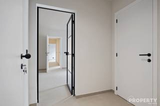 <p><span>Dit tweeslaapkamerappartement bevindt zich in een kleinschalige residentie die in 2026 volledig van kop tot teen werd gerenoveerd. Gelegen op de eerste verdieping geniet u hier van rust, privacy én een topligging in Rumbeke, met een vlotte bereikbaarheid en alle voorzieningen in de nabije omgeving.</span></p><p><span>De ruime woonkamer met open, volledig ingerichte keuken vormt het hart van het appartement en biedt een aangename, lichtrijke leefomgeving. Verder beschikt het appartement over twee volwaardige slaapkamers, een praktische berging, een apart toilet en een ingerichte badkamer met ruime instapdouche.</span></p><p><span>Met een gunstige EPC-score B en conforme elektriciteit is dit appartement volledig instapklaar en energiezuinig.</span></p><p><span>Als extra troeven zijn er een privatieve kelderberging, een carport en een private autostaanplaats inbegrepen.</span></p><p><span>Een ideale kans voor wie comfortabel wil wonen op een uitstekende locatie!</span></p><p><span> </span></p><p><span>Langskomen? Geef ons een seintje : <span>info@property-vastgoed.be</span></span><span> of 0476 46 12 87</span></p>