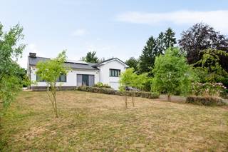 Op een aangename locatie in Heist-op-den-Berg bevindt zich deze bijzonder verzorgde woning op een mooi perceel van ca. 1.187 m². De woning beschikt over een bewoonbare oppervlakte van ca. 192 m² en biedt een prachtige combinatie van ruimte, comfort en een schitterend uitzicht over de eigen tuin en de achterliggende velden en bossen.<br /><br />De woning werd doorheen de jaren grondig vernieuwd en is voorzien van heel wat hedendaags comfort. Zo werd er een volledig nieuwe, op maat gemaakte keuken geplaatst, uitgerust met de voornaamste toestellen waaronder een inductievuur en een ingebouwde afzuiging van Neff. Ook de badkamer werd volledig vernieuwd.<br /><br />De woning biedt bovendien nog heel wat extra ruimte en mogelijkheden om naar eigen smaak en behoeften bijkomende kamers of leefruimtes te creëren.<br /><br />Verder beschikt de woning over twee slaapkamers en een ruime zolder die nog heel wat mogelijkheden biedt. Het dak werd vernieuwd in 2018 en de zolder werd geïsoleerd. In 2021 werden bovendien nieuwe aluminium ramen geplaatst voorzien van elektrische rolluiken.<br /><br />Ook op technisch vlak is de woning volledig mee. Zo zijn er zonnepanelen aanwezig, is de elektriciteit conform en werd er airconditioning voorzien voor extra comfort tijdens warme zomerdagen.<br /><br />Achteraan geniet je van een prachtig zicht over de ruime tuin en de achterliggende velden en bossen. Het aangename terras met zonneluifel vormt dan ook de ideale plek om volledig tot rust te komen en te genieten van deze mooie omgeving.<br /><br />De woning beschikt daarnaast over een inpandige garage, losstaande garage, kruipkelder en een vergund bijgebouw, wat extra mogelijkheden biedt.<br /><br />Bent u op zoek naar een instapklare woning met heel wat vernieuwingen, een ruim perceel en een prachtig uitzicht in Heist-op-den-Berg? Contacteer ons via 0473/27 88 57 of neem een kijkje op www.boonstravastgoed.be.<br />Bijzonderheden:<br /><br />• Zonnepanelen<br />• Elektriciteit conform<br />• Prachtig zicht op de achterliggende velden<br /> 