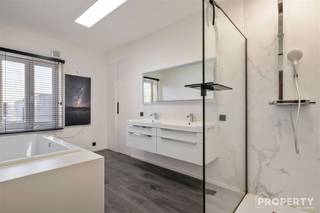 Deze ruime woning is gelegen in Wevelgem en werd de voorbije jaren grondig aangepakt, met een nette en verzorgde uitstraling doorheen het hele...