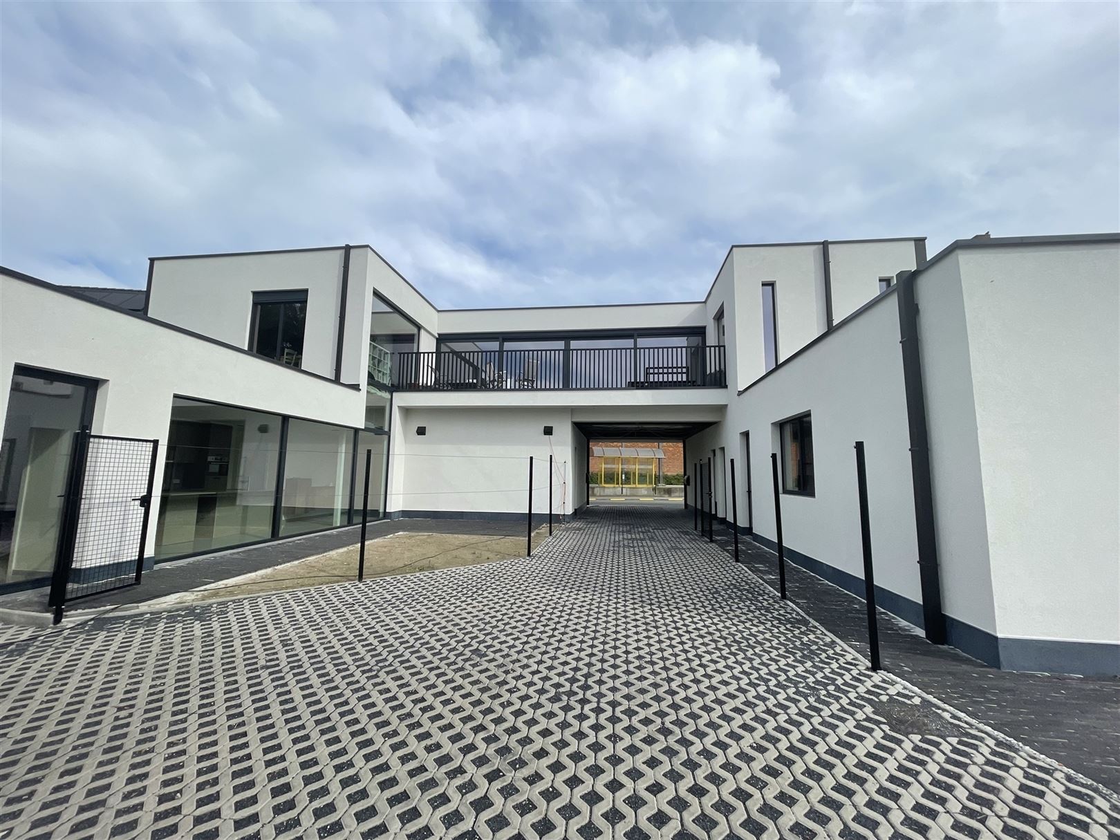 Commercial for rent in Lebbeke with 3 bedrooms - photo 2