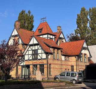 <div>
<div><span>Op de eerste verdieping van dit karaktervolle pand vind je <b>een éénslaapkamerappartement</b> dat authenticiteit en hedendaags comfort combineert.<br /></span></div>
<div>Het historische karakter werd met zorg bewaard tot in de kleinste details, terwijl het wooncomfort volledig aan de eisen van vandaag voldoet. Dankzij het gebruik van moderne warmtepompen geniet je bovendien van een energiezuinige leefomgeving.</div>
<div>Het appartement is bereikbaar via een buitentrap en beschikt over een gemeenschappelijke fietsenberging.</div>
<div>Gelegen in de directe nabijheid van het station,<span> met een bushalte in de straat</span>, met winkels en centrum op wandelafstand, biedt dit appartement. een unieke kans om stijlvol en duurzaam te wonen in hartje Tielt. Er zijn<span> </span><b>geen syndicuskosten</b>.</div>
<div></div>
</div>
<div>Sfeervol en lichtrijk appartement met één slaapkamer aan straatzijde volledig instapklaar en afgewerkt met oog voor detail.</div>
<div><span>INDELING: leefruimte, volledig ingerichte keuken (kasten, spoelbak, vitrokeramische kookplaat, dampkap, koelkast met diepvriesvak, vaatwasser...), gastentoilet, slaapkamer, badkamer met douche, berging</span><span>/</span><span> wasplaats. </span><span>Verlichtingselementen en gordijnen zijn reeds voorzien!</span></div>
<div><br />Het EPC is in opmaak.</div>