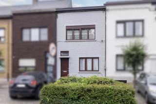 Instapklare gezinswoning op een ideale locatie binnen de ringweg. In een residentiële buurt vlakbij het station, openbaar vervoer, supermarkt, winkels en 2 basisscholen. Het centrum ligt op 10 minuutjes.<br />Indeling <br />GLV: riante inkomhal, ruime woonkamer, lichtrijke en ruime eetkamer, geïnstalleerde keuken, badkamer met inloopdouche, lavabo en toilet. Via de keuken bereikt u de gezellige veranda (met WM/DK) die meteen toegang biedt tot het terras en de diepe, omheinde tuin Z-oriëntatie).
<br />Bovenverdieping: ruime nachthal/overloop met directe toegang tot de 2 volwaardige slaapkamers en een extra toilet.<br />De woning heeft ook een praktische proviandkelder.<br />De tuinzone is onderhoudsvriendelijk aangelegd, volledig omheind en heeft een zonneterras, een tegelpad naar een ruime tuinberging. Via de tuinberging bereikt u de achtergelegen garagebox met sectionaal poort en uitweg via Zagerijstraat.<br />Kenmerken<br />+ Uitweg achteraan<br />+ Uitstekende, centrale, ligging
<br />+ Vlakbij alle (stads-)faciliteiten<br />+ Terras en tuin op het Zuiden <br />+ Dak geïsoleerd (2021)<br />+ Gevel gereinigd en geschilderd (2021)<br />+ Badkamer vernieuwd (2025)<br />+ Recente condensatieketel (2025) <br />+ Geen renovatieverplichting<br />+ Elektriciteit conform<br />+ Private garagebox 26.000 € inbegrepen<br />+ Achteringang<br />Benieuwd of deze LEUKE woning uw nieuwe thuis kan worden?<br />Ontdek ze reeds via onze 360°-tour op www.avantivastgoed.be<br />Voor een bezoek of meer info contacteer 0479 01 00 00 of info@avantivastgoed.be