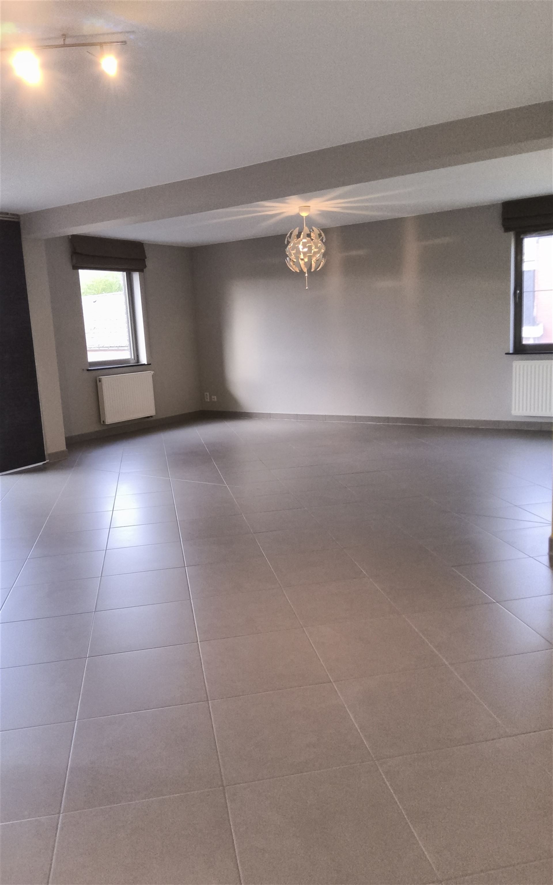 Ruim 2 slaapkamer-appartement met garage - foto 4