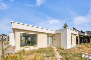<strong>IDEALIS VASTGOED – Schitterend volledig vernieuwde woning met een heerlijke open leefruimte, luxe keuken, 3 ruime slaapkamers, een ruime luxueuze badkamer én een praktische wasplaats! Dit heerlijke huis, dewelke ook voorzien is van 2 autostaanplaatsen waarvan 1 overdekt, bevindt zich op een perceel van +-12a 58ca vlakbij het centrum van Hamont-Achel, op slechts enkele minuten van de Nederlandse grens - EEN MUST VISIT! -<br /><br />LIGGING: </strong><br />Deze woning bevindt zich op wandelafstand van de stadskern van Hamont-Achel. De woning is gelegen in een rustige en aangename woonstraat. De centrale ligging biedt een vlotte bereikbaarheid van scholen, supermarkten en andere commerciële gelegenheden. Tevens is de Nederlandse grens op slecht 2 minuten bereikbaar!!<br /><br /><strong>INDELING:<br />Gelijkvloers:</strong><br />- Inkomhal – een indrukwekkend mooie open leefruimte voorzien van een lichtrijke woonkamer met zit- en eetgedeelte en met als kloppend hart een heerlijke keuken met bargedeelte en voorzien van alle comfort – achterinkom/wasplaats – toilet – nachthal – slaapkamer 1 met ensuite dressing – slaapkamer 2 – badkamer voorzien van ligbad, inloopdouche, toilet en dubbele lavabo – slaapkamer 3 -<br /><br /><strong>Tuin: </strong><br />- Westgeoriënteerd – verharde oprit –  terras – carport – (zwembad en poolhouse vergund, worden niet uitgevoerd)<br /><br /><strong>BIJZONDERHEDEN:</strong><br />- Volledig vernieuwde woning<br />- Alles op gelijkvloers!<br />- Rolstoeltoegankelijk<br />- Pre airco voorzien<br />- Pre alarm voorzien<br />- Basis domotica voorzien<br />- Wat werd vernieuwd?: dak, dakisolatie, gevelisolatie, vernieuwde technieken en leidingwerk, stucwerk, schrijnwerk, keuken, badkamer, vloeren, binnendeuren, …<br />- Volledige woning in grondlaag/fixatielaag aangebracht<br />- Toffe indeling<br />- Gunstig EPC, extra goed geïsoleerd, GEEN renovatieverplichting!<br />- Elektrische installatie conform!<br />- Dé ideale ligging, pal bij het centrum en voorzieningen, op slechts enkele minuten van de NL-grens<br />- Na oplevering instapklaar!<br /><br /><strong>O-peil: </strong>niet overstromingsgevoelig<br />P-score: A<br />G-score: A<br /><br /><strong>Benieuwd naar deze woning? Ons IDEALIS Team geeft U met plezier en steeds vrijblijvend de nodige informatie via e-mail, ter plaatse of op ons kantoor Pelt.<br />Wenst U advies omtrent uw eigen woning? Graag plannen wij vrijblijvend met U een afspraak in om onze expertise met U te delen, steeds tot Uw dienst!!<br />Neem contact op met IDEALIS VASTGOED op 011/515 565 of mail naar info@idealisvastgoed.be!</strong><br /><br /><strong>Stedenbouwkundige Inlichtingen:</strong><br />Bouwvergunning - Woongebied - Geen dagvaarding - Geen voorkooprecht – Geen verkavelingsvoorschriften